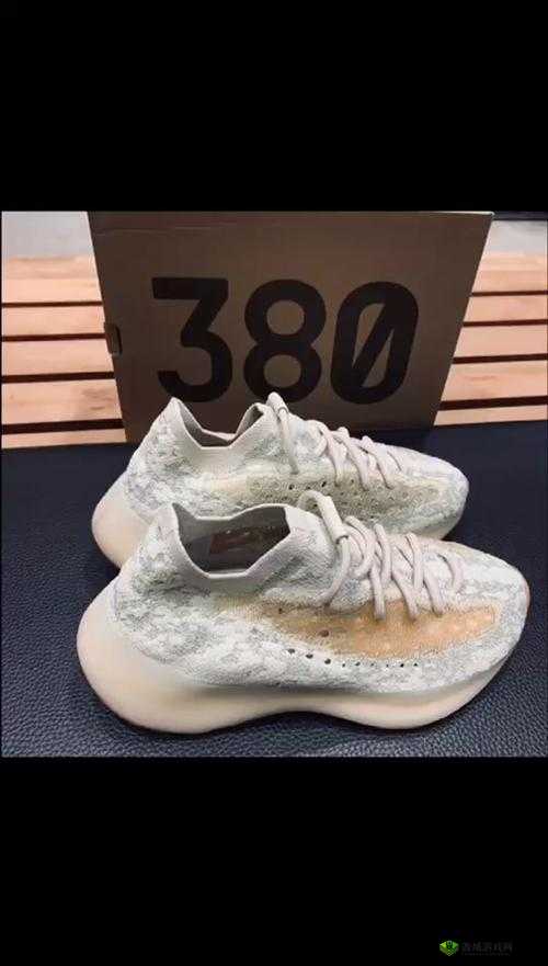 YEEZY380 蜜桃粉与白色：时尚新宠来袭