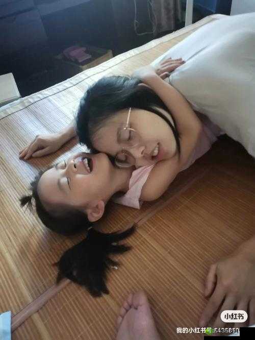 从后面抱着妈妈突然脸一红：背后的故事