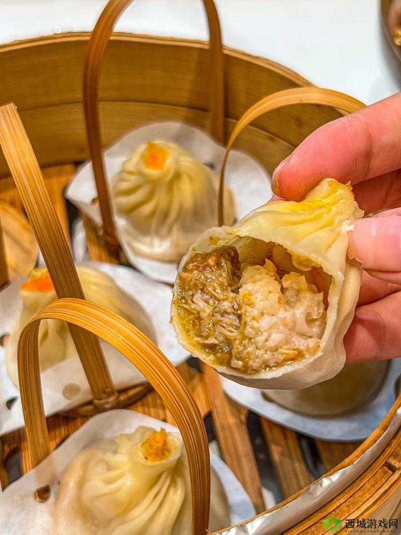 蟹黄小笼包VS姜饼,一场味蕾的奢华对决,蟹黄依旧称王