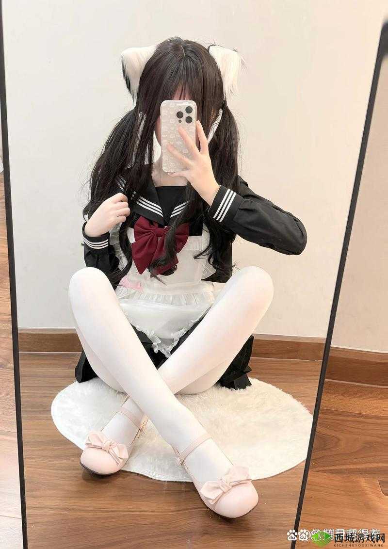 白丝女仆裸体被强扒内裤事件引发热议：网友热议背后的社会现象与道德反思